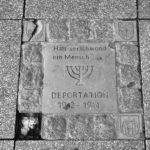 Gedenkplatte vor dem Hauptbahnhof mit der Inschrift: "Hier verschwand ein Mensch. Deportation 1942-1944".